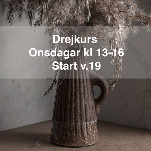 Drejkurs onsdagar kvällskurs. Drejad mönstrad vas med med torkade vasstrån.